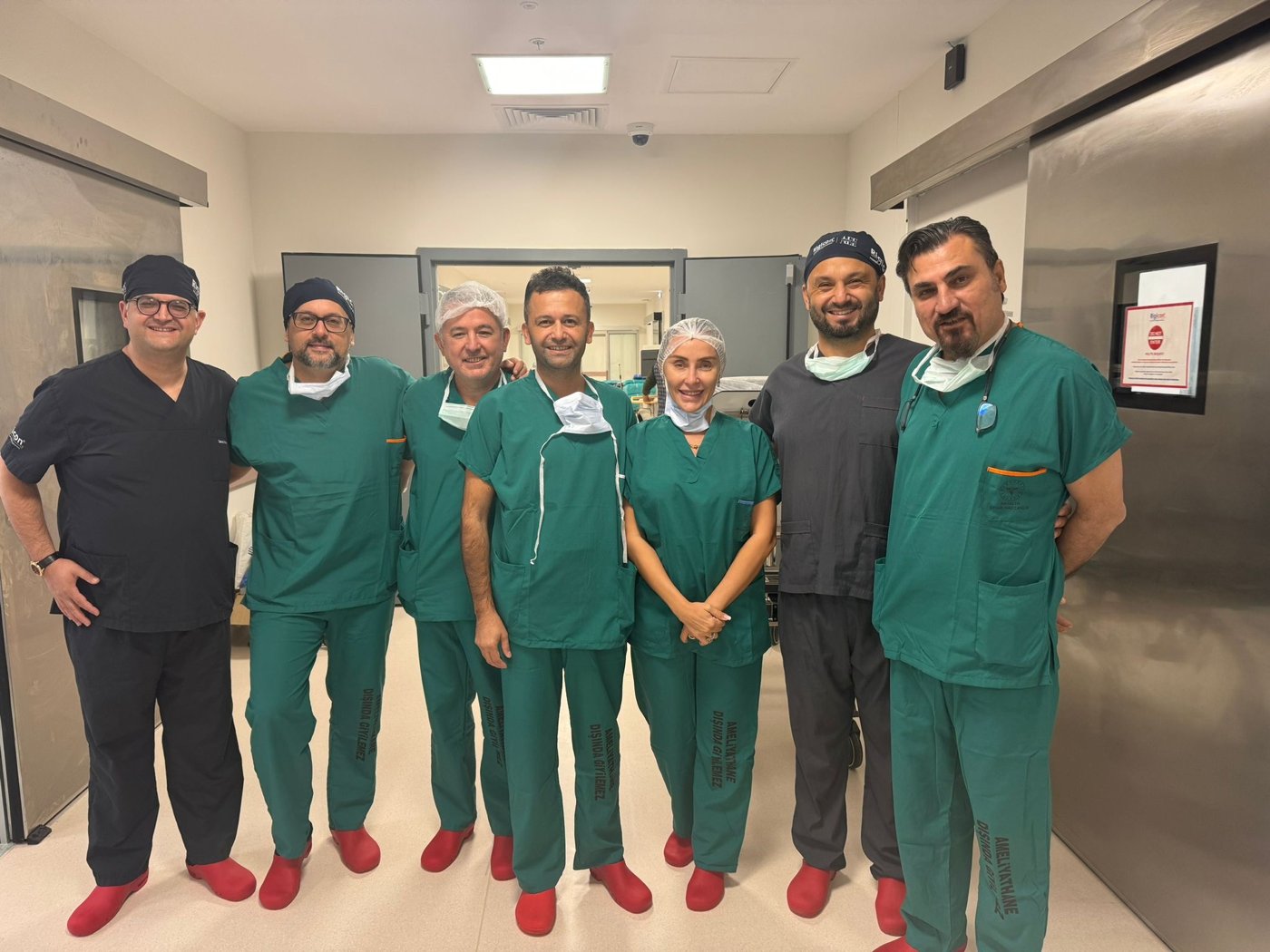 Doç. Dr. Mehmet Salih Boğa ameliyathane ekibiyle